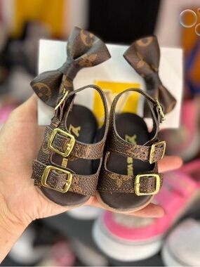 Source Unknown Brown Patterned Kids Sandals with Gold Buckles